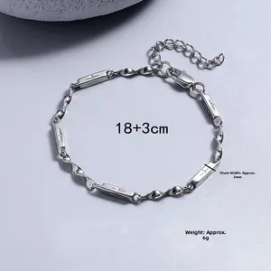 Détail du bracelet chaîne bambou Mobius avec plaque gravée d'étoile en croix et fermoir