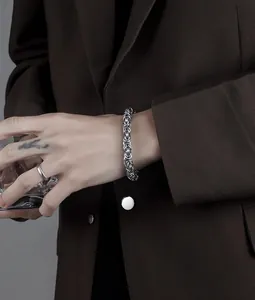Details des gewebten Byzantiner-Armbands aus Edelstahl und Rings am Handgelenk