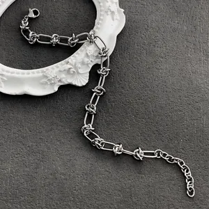 Vue détaillée du bracelet à chaîne à nœuds argentés avec maillons ovales et fermoir mousqueton