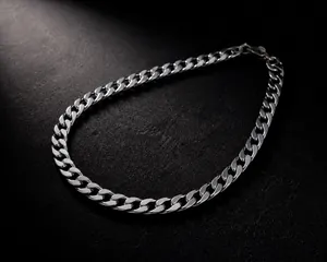 Gedetailleerd overzicht van gepolijste zilveren cubaanse schakelketting met metalen schakels