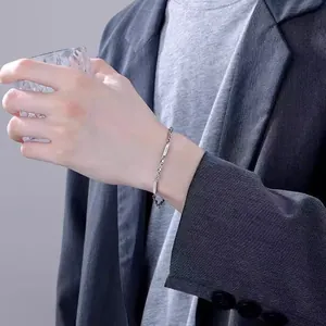 Dettaglio del bracciale maschile Mobius in acciaio al titanio argento lucido fine