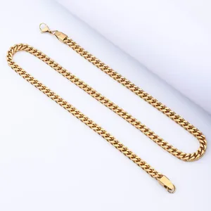 Detailansicht der goldenen quadratischen Gliederkette aus Edelstahl mit Karabinerverschluss