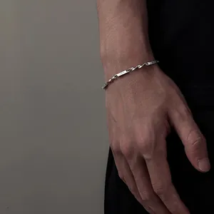 Bracelet minimaliste en acier titane argenté avec plaque gravée de croix pour hommes
