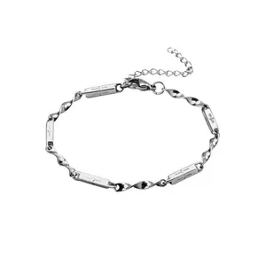 Bracelet chaîne bambou Mobius en argent avec motif croix gravé et fermoir mousqueton