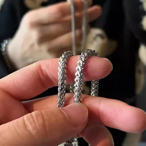 Makroaufnahme der silbernen Franco-Kette mit dichtem V-Muster für Herrenschmuck