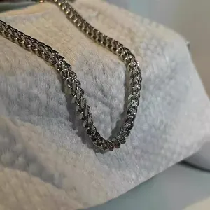 Detailaufnahme einer silbernen Edelstahl-Panzerkette mit metallischem Glanz