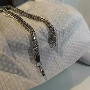 Makro-Detail der silbernen Franco-Kette aus Edelstahl mit Karabinerverschluss für Herren