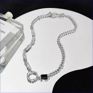 Collier en acier titane pour homme avec anneau irrégulier et pierre noire sur plateau