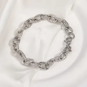 Detail eines silbernen Titanstahl-Armbands mit strukturierten Gliedern im Hip-Hop-Stil