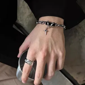 Bracelet argenté hip-hop avec pierres noires, pendentif croix et bague texture lave