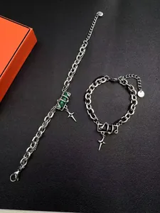 Détail du bracelet chaîne argenté avec pierre émeraude et breloque étoile sur cuir foncé