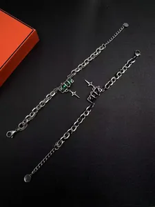 Vue détaillée des bracelets hip-hop avec pierres noires et vertes sur fond de cuir