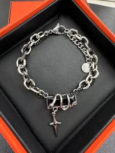 Détail macro du bracelet punk avec pierre noire, relief de serpent argenté et pendentif étoile