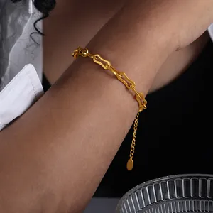 Detail einer klobigen goldenen Gliederkette mit einzigartigen hohlen Unendlichkeitsgliedern