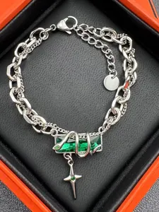 Détail d'un bracelet gourmette en argent avec pierre verte et charme serpent enlacé