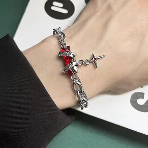 Détail du bracelet cubain argenté avec pierre rouge et pendentif étoile au poignet