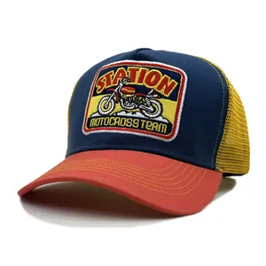 Détail de la broderie motocross vintage et maille filet sur la casquette