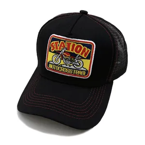 Casquette trucker noir et rouge avec broderie motocross vintage et surpiqûres contrastées