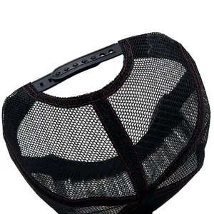 Casquette trucker en mesh noir avec coutures rouges et fermeture snapback réglable