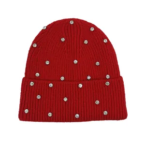Detalle de gorro de punto rojo con brillantes diamantes de imitación y textura de lana