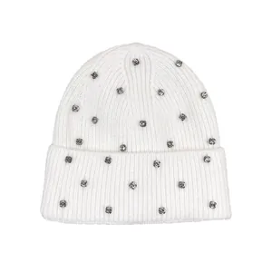 Gorro de punto blanco con diamantes de imitación para calor invernal y estilo