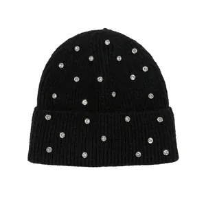 Gorro de invierno de punto negro para mujer con elegantes pedrería y diseño de canalé
