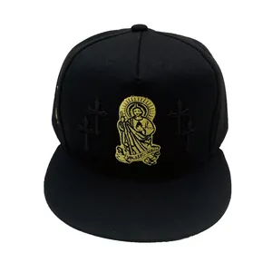Cappello snapback nero con ricamo San Judas Tadeo dorato e croci laterali ricamate