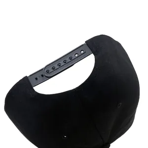 Vista posteriore del cappellino da baseball nero con chiusura snapback regolabile