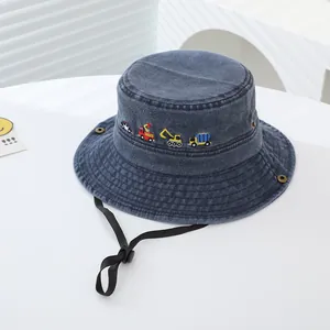 Dettaglio cappello pescatore per bambini in denim blu con ricami di auto e laccio