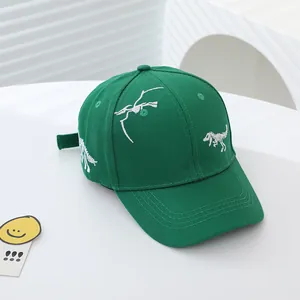 Dettaglio del ricamo bianco con scheletro di dinosauro su cappello da baseball in cotone