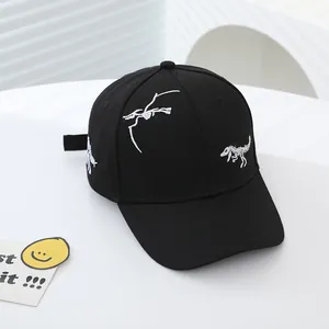 Dettaglio del ricamo di scheletro di dinosauro bianco su cappello di cotone nero