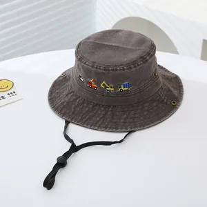Cappello a secchiello per bambini in cotone lavato con ricamo di escavatore e sottogola