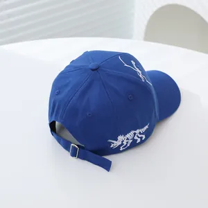 Berretto da baseball blu navy per bambini con ricamo bianco di ossa di dinosauro