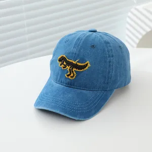 Casquette baseball enfant en coton délavé avec broderie dinosaure sur fond blanc