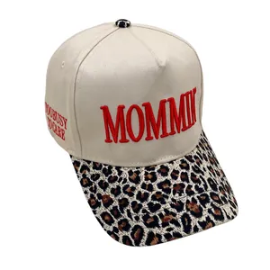 Detailansicht der Mommin Stickerei und Leopardenmuster am Schirm der beige Kappe