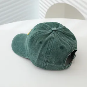 Casquette enfant en coton délavé avec broderie dinosaure et boucle en métal réglable