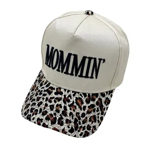 Beige Baseballkappe mit schwarzer MOMMIN' Stickerei und modischem Leopardenmuster-Schirm