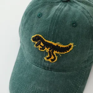 Casquette baseball enfant en coton vert foncé avec broderie squelette de dinosaure jaune