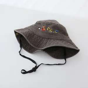 Dettaglio cappello grigio per bambini con ricami colorati di veicoli da costruzione