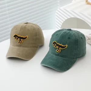 Casquette enfant en coton avec patch squelette de dinosaure en kaki et vert foncé