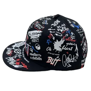 Detailopname van een streetstyle snapback pet met wit, rood en blauw graffiti-ontwerp