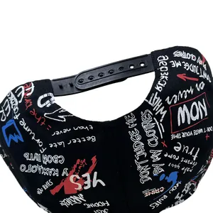 Detail van graffiti-opdrukken op zwarte snapback pet met verstelbare plastic sluiting achter