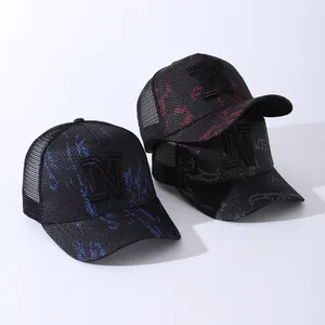 Drei stylische Mesh-Trucker-Caps mit N-Patch und dezenter Schlangenhaut-Texturierung
