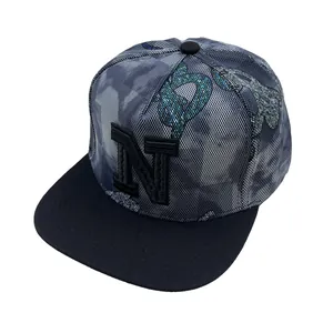 Λεπτομέρεια καπέλου snapback με γκράφιτι σχέδιο και κεντημένο λογότυπο N σε 3D
