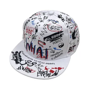 Witte snapback pet met graffiti-print en platte rand in trendy stedelijke straatstijl
