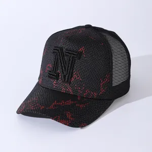 Detail der N-Stickerei auf einer rot-schwarzen Baseballkappe mit Schlangenmuster und Netz