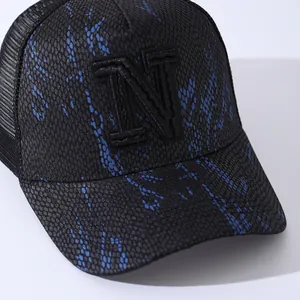 Detail der Baseballkappe mit atmungsaktivem schwarzem Netz und blauem Graffiti-Schlangenmuster
