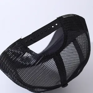 Rückansicht der schwarzen Mesh-Baseballkappe mit verstellbarem Snapback-Verschluss