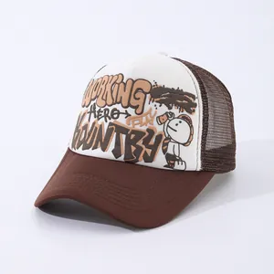 Detalle del estampado graffiti WORKING HERO y panel de malla en gorra trucker