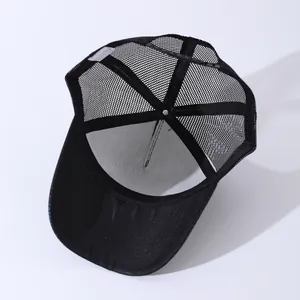 Detailansicht der schwarzen Trucker Cap mit Mesh-Rückseite und innerem Waschetikett